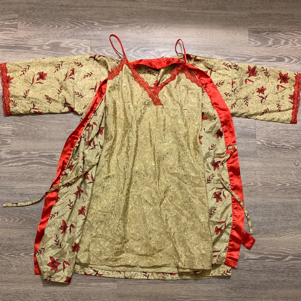 Night gown 2- piece set. Size small. 100% polyester.